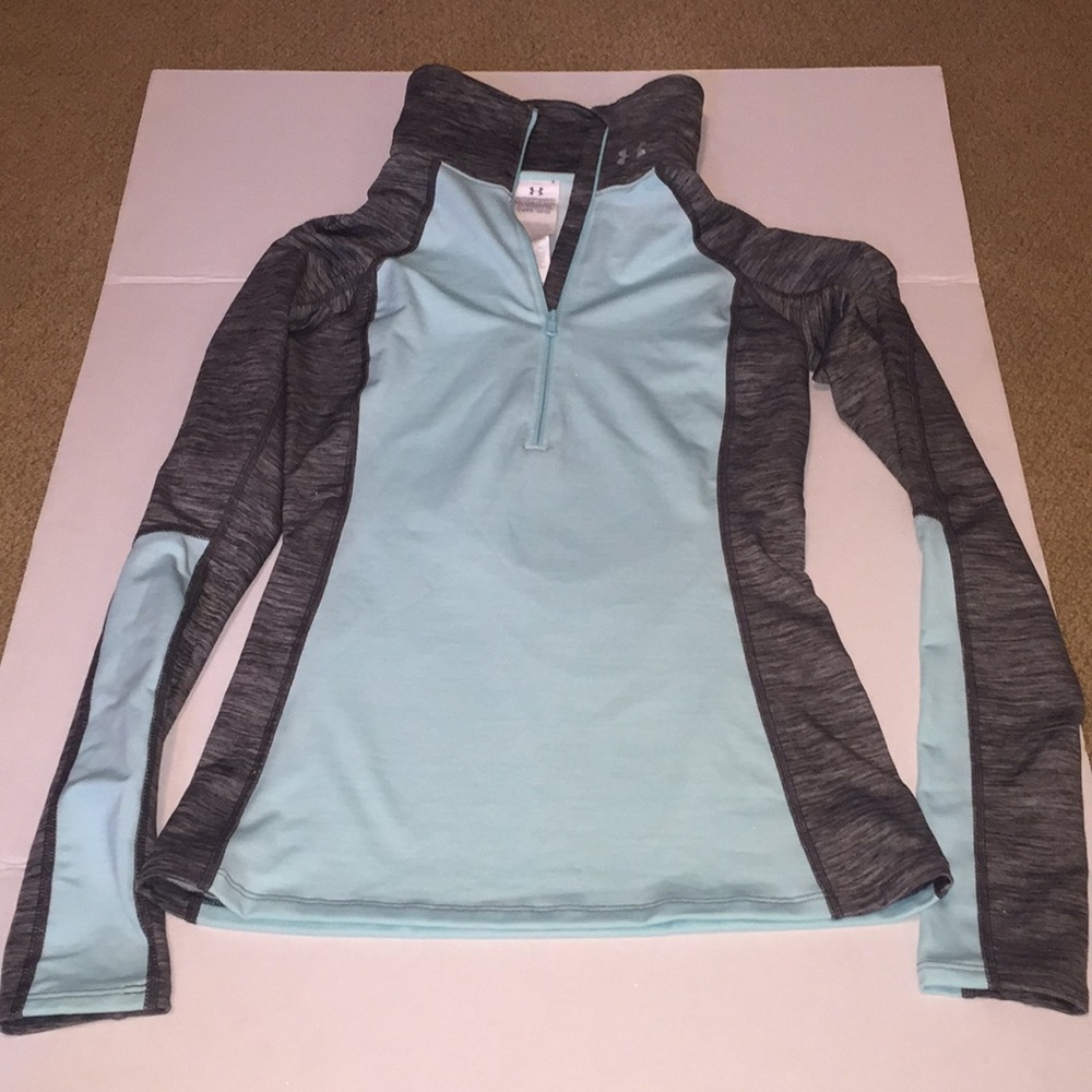 NWT Under Armour thermal top 💙